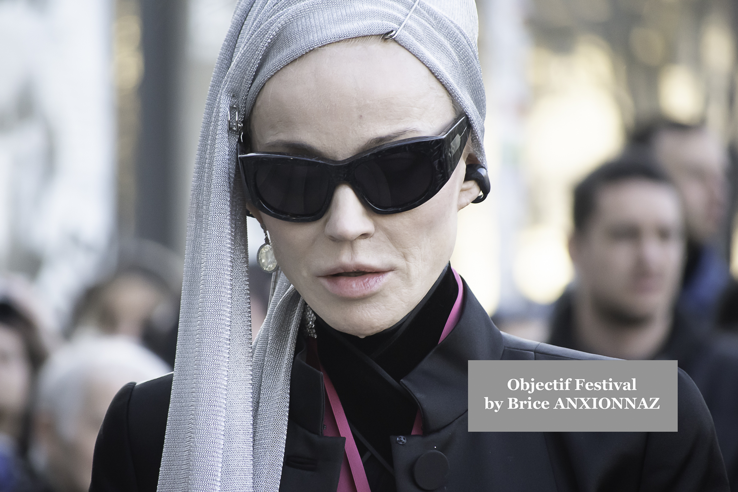 Photo de Kim Cattrall -  Streetstyle photos at Rick Owens guests arrivals - Paris Fashion Week lors de l'événement à Streetstyle-photos-of-guests-arrivals-at-the-Rick-Owens-show-Paris-Fashion-Week le 8 March 2025 par Brice ANXIONNAZ (Objectif Festival)