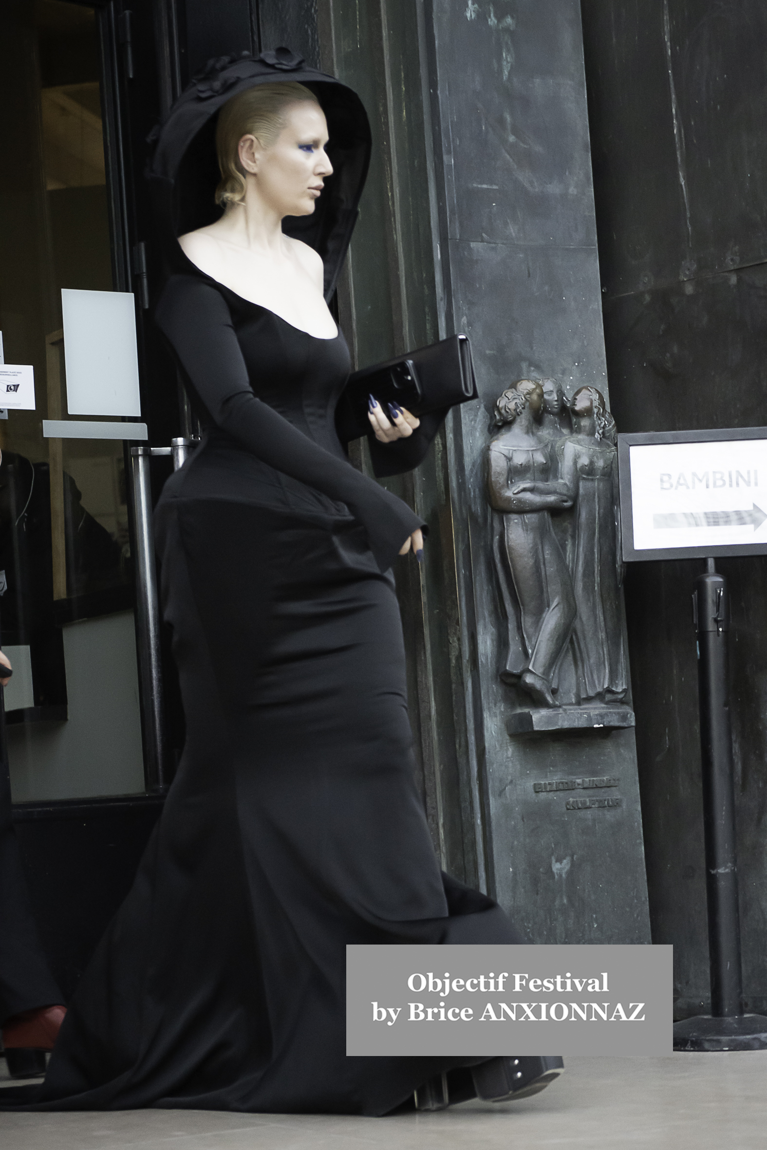 Photo de Mary Charteris -  Streetstyle photos at Rick Owens guests arrivals - Paris Fashion Week lors de l'événement à Streetstyle-photos-of-guests-arrivals-at-the-Rick-Owens-show-Paris-Fashion-Week le 8 March 2025 par Brice ANXIONNAZ (Objectif Festival)